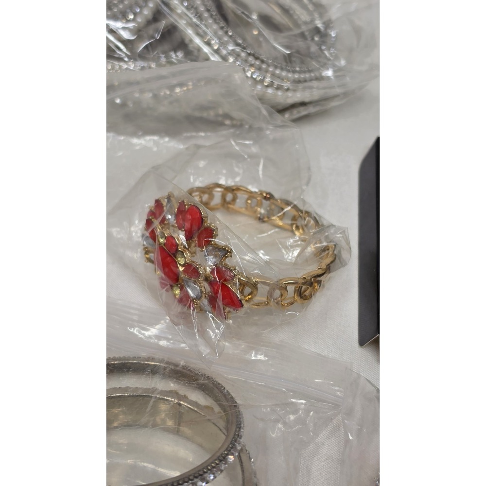 Lot Of Costume Jewelry Bracelets 2lbs 1 Oz - Picture 8 of 9